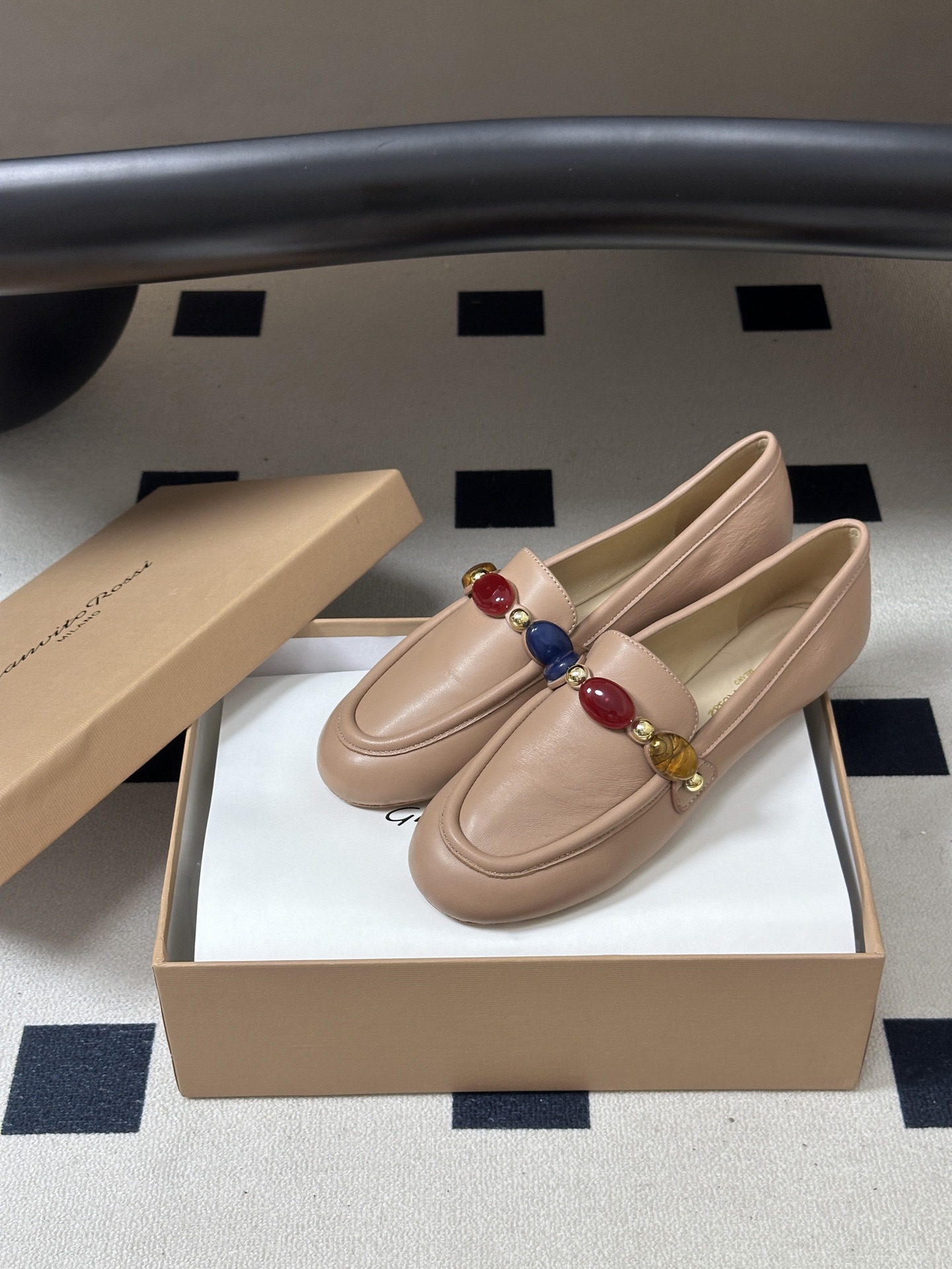 Gianvito Rossi26s 早秋新款 罗西GR宝石芭蕾舞鞋平底复古乐福鞋 异域风情满满的宝石，像一串手串，串戴在