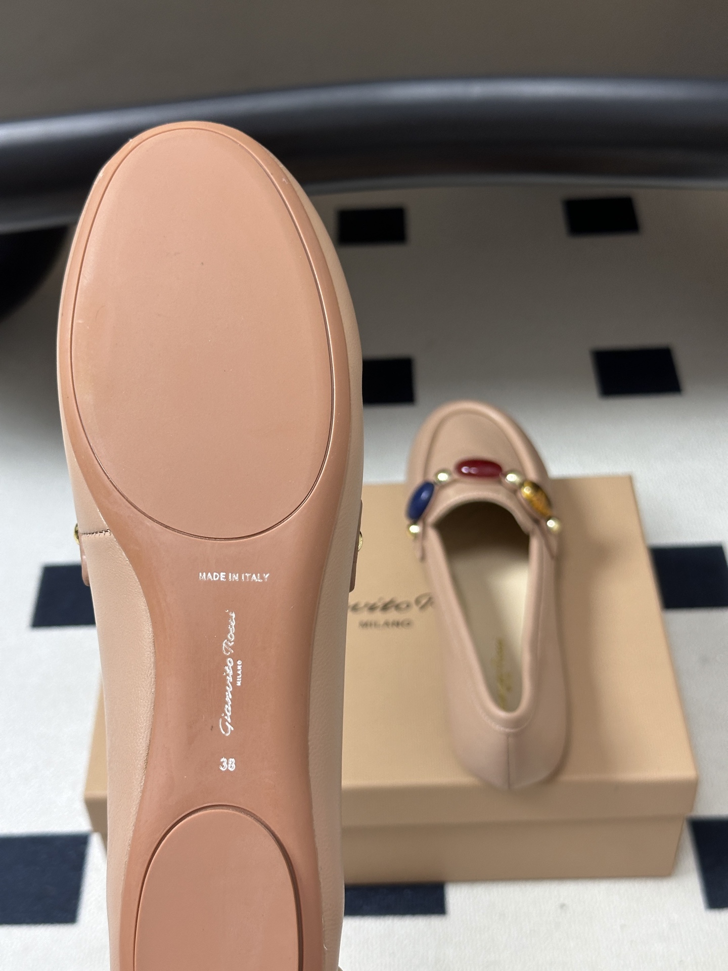Gianvito Rossi26s 早秋新款 罗西GR宝石芭蕾舞鞋平底复古乐福鞋 异域风情满满的宝石，像一串手串，串戴在