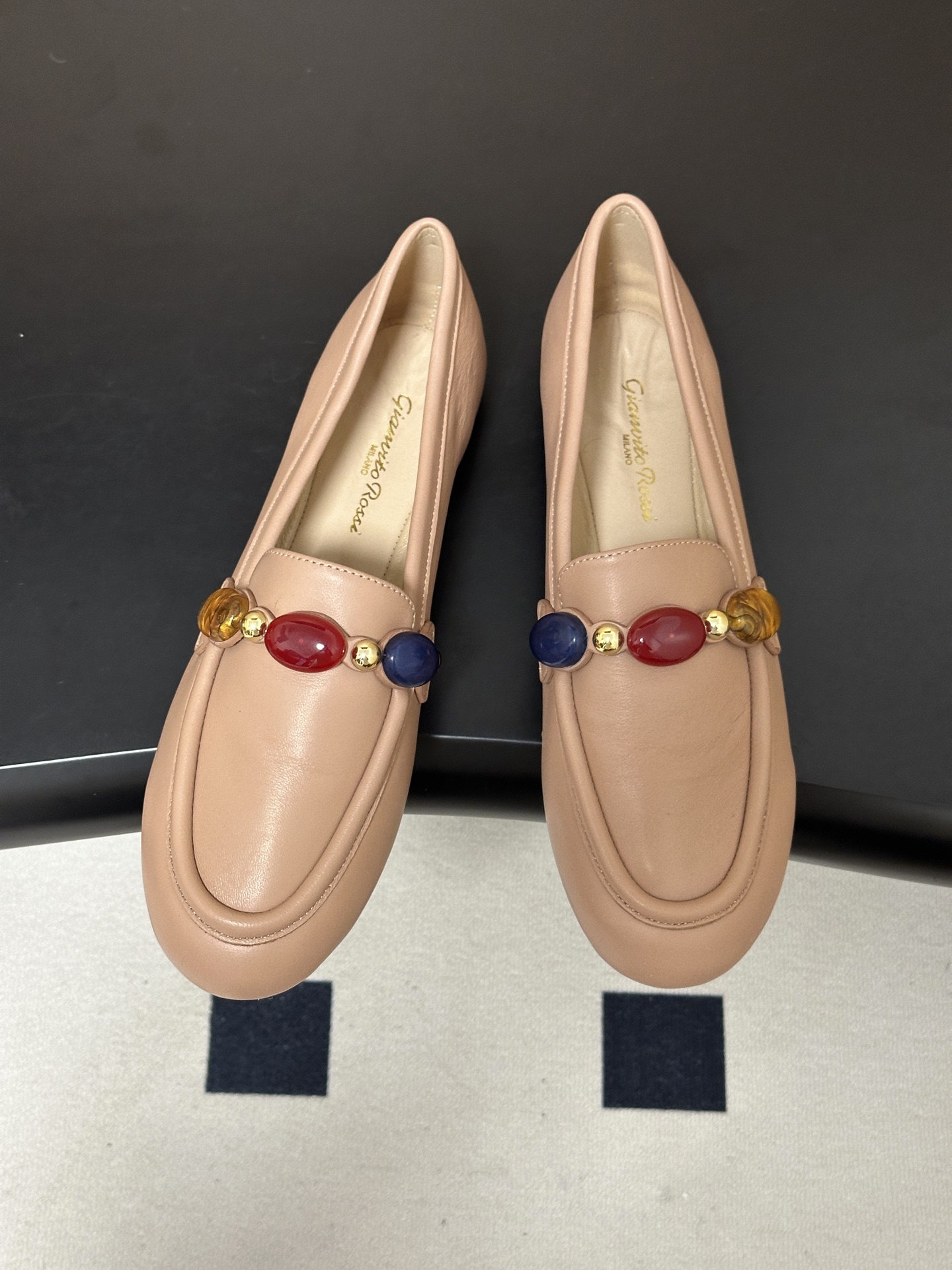 Gianvito Rossi26s 早秋新款 罗西GR宝石芭蕾舞鞋平底复古乐福鞋 异域风情满满的宝石，像一串手串，串戴在