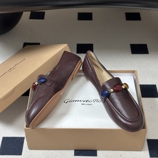 Gianvito Rossi26s 早秋新款 罗西GR宝石芭蕾舞鞋平底复古乐福鞋 异域风情满满的宝石,像一串手串,串戴在 Gianvito Rossi26s 早秋新款 罗西GR宝石芭蕾舞鞋平底复古乐福鞋 异域风情满满的宝石,像一串手串,串戴在