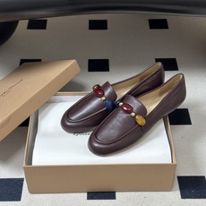 Gianvito Rossi26s 早秋新款 罗西GR宝石芭蕾舞鞋平底复古乐福鞋 异域风情满满的宝石,像一串手串,串戴在 Gianvito Rossi26s 早秋新款 罗西GR宝石芭蕾舞鞋平底复古乐福鞋 异域风情满满的宝石,像一串手串,串戴在