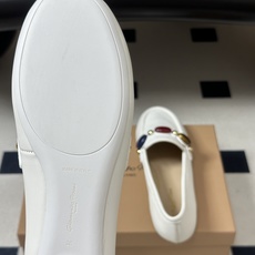Gianvito Rossi26s 早秋新款 罗西GR宝石芭蕾舞鞋平底复古乐福鞋 异域风情满满的宝石,像一串手串,串戴在 Gianvito Rossi26s 早秋新款 罗西GR宝石芭蕾舞鞋平底复古乐福鞋 异域风情满满的宝石,像一串手串,串戴在