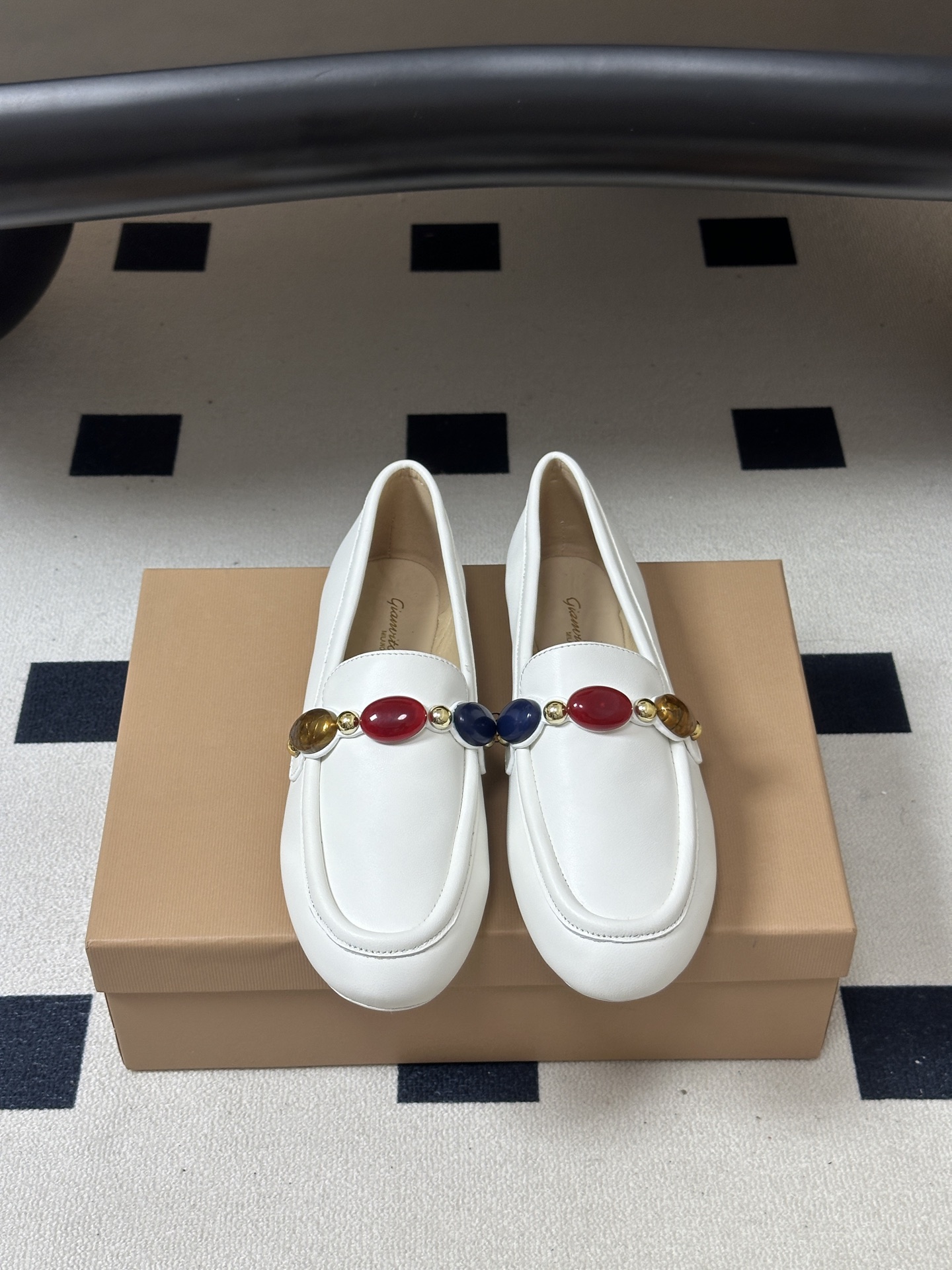 Gianvito Rossi26s 早秋新款 罗西GR宝石芭蕾舞鞋平底复古乐福鞋 异域风情满满的宝石,像一串手串,串戴在 Gianvito Rossi26s 早秋新款 罗西GR宝石芭蕾舞鞋平底复古乐福鞋 异域风情满满的宝石,像一串手串,串戴在