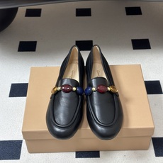 Gianvito Rossi26s 早秋新款 罗西GR宝石芭蕾舞鞋平底复古乐福鞋 异域风情满满的宝石,像一串手串,串戴在 Gianvito Rossi26s 早秋新款 罗西GR宝石芭蕾舞鞋平底复古乐福鞋 异域风情满满的宝石,像一串手串,串戴在