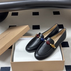 Gianvito Rossi26s 早秋新款 罗西GR宝石芭蕾舞鞋平底复古乐福鞋 异域风情满满的宝石,像一串手串,串戴在 Gianvito Rossi26s 早秋新款 罗西GR宝石芭蕾舞鞋平底复古乐福鞋 异域风情满满的宝石,像一串手串,串戴在