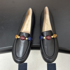 Gianvito Rossi26s 早秋新款 罗西GR宝石芭蕾舞鞋平底复古乐福鞋 异域风情满满的宝石,像一串手串,串戴在 Gianvito Rossi26s 早秋新款 罗西GR宝石芭蕾舞鞋平底复古乐福鞋 异域风情满满的宝石,像一串手串,串戴在