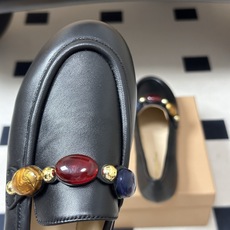 Gianvito Rossi26s 早秋新款 罗西GR宝石芭蕾舞鞋平底复古乐福鞋 异域风情满满的宝石,像一串手串,串戴在 Gianvito Rossi26s 早秋新款 罗西GR宝石芭蕾舞鞋平底复古乐福鞋 异域风情满满的宝石,像一串手串,串戴在