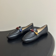 Gianvito Rossi26s 早秋新款 罗西GR宝石芭蕾舞鞋平底复古乐福鞋 异域风情满满的宝石,像一串手串,串戴在 Gianvito Rossi26s 早秋新款 罗西GR宝石芭蕾舞鞋平底复古乐福鞋 异域风情满满的宝石,像一串手串,串戴在