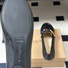 Gianvito Rossi26s 早秋新款 罗西GR宝石芭蕾舞鞋平底复古乐福鞋 异域风情满满的宝石,像一串手串,串戴在 Gianvito Rossi26s 早秋新款 罗西GR宝石芭蕾舞鞋平底复古乐福鞋 异域风情满满的宝石,像一串手串,串戴在
