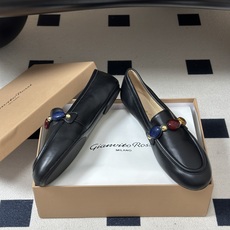 Gianvito Rossi26s 早秋新款 罗西GR宝石芭蕾舞鞋平底复古乐福鞋 异域风情满满的宝石,像一串手串,串戴在 Gianvito Rossi26s 早秋新款 罗西GR宝石芭蕾舞鞋平底复古乐福鞋 异域风情满满的宝石,像一串手串,串戴在