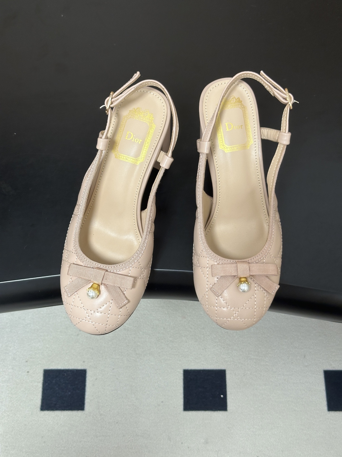 26ss早春新款Dior迪奥D-Ballet露跟高跟鞋CD字母珍珠扣蝴蝶结凉鞋字母印花粗面粗跟后空凉鞋 这款Dior B