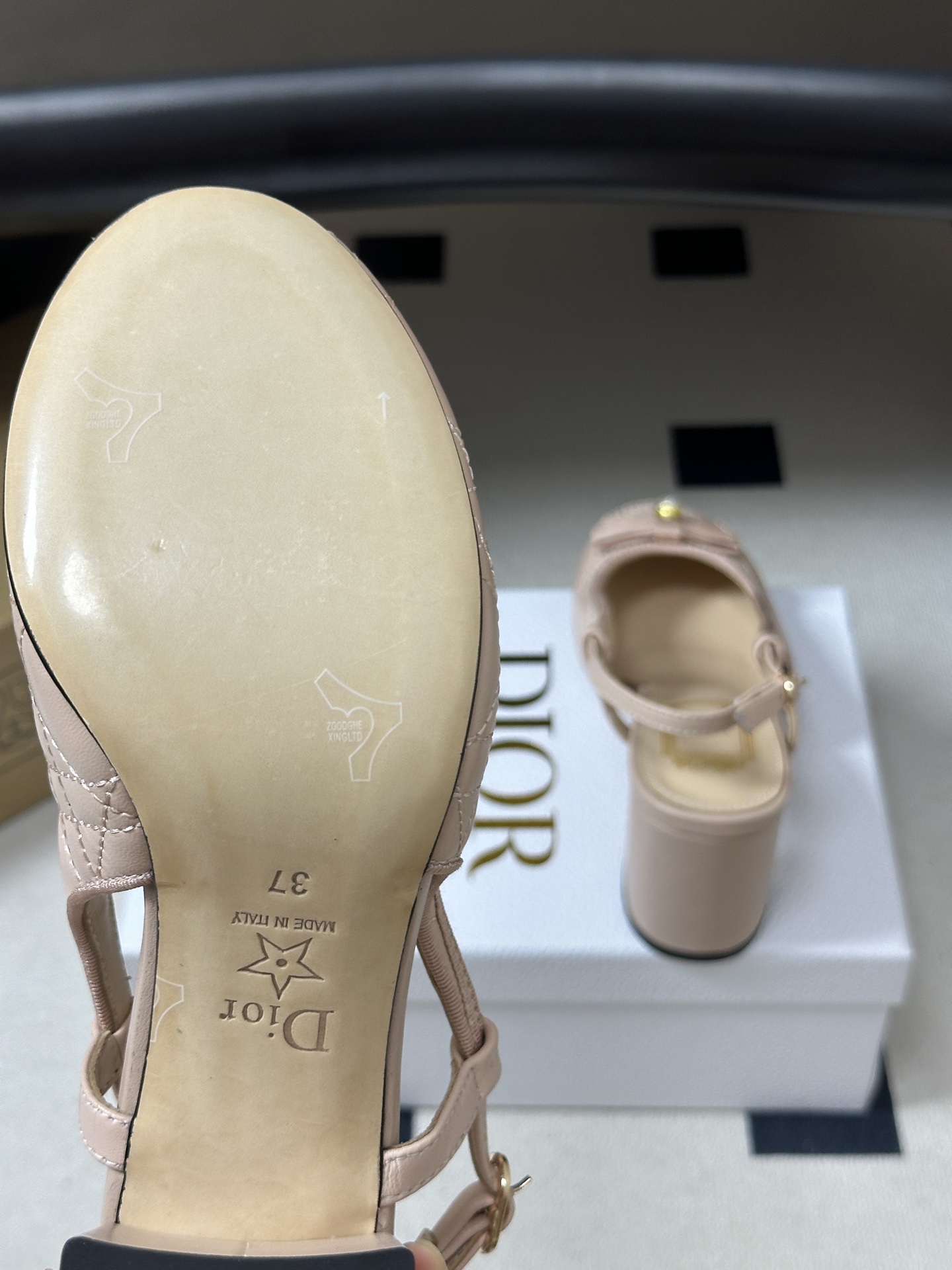 26ss早春新款Dior迪奥D-Ballet露跟高跟鞋CD字母珍珠扣蝴蝶结凉鞋字母印花粗面粗跟后空凉鞋 这款Dior B