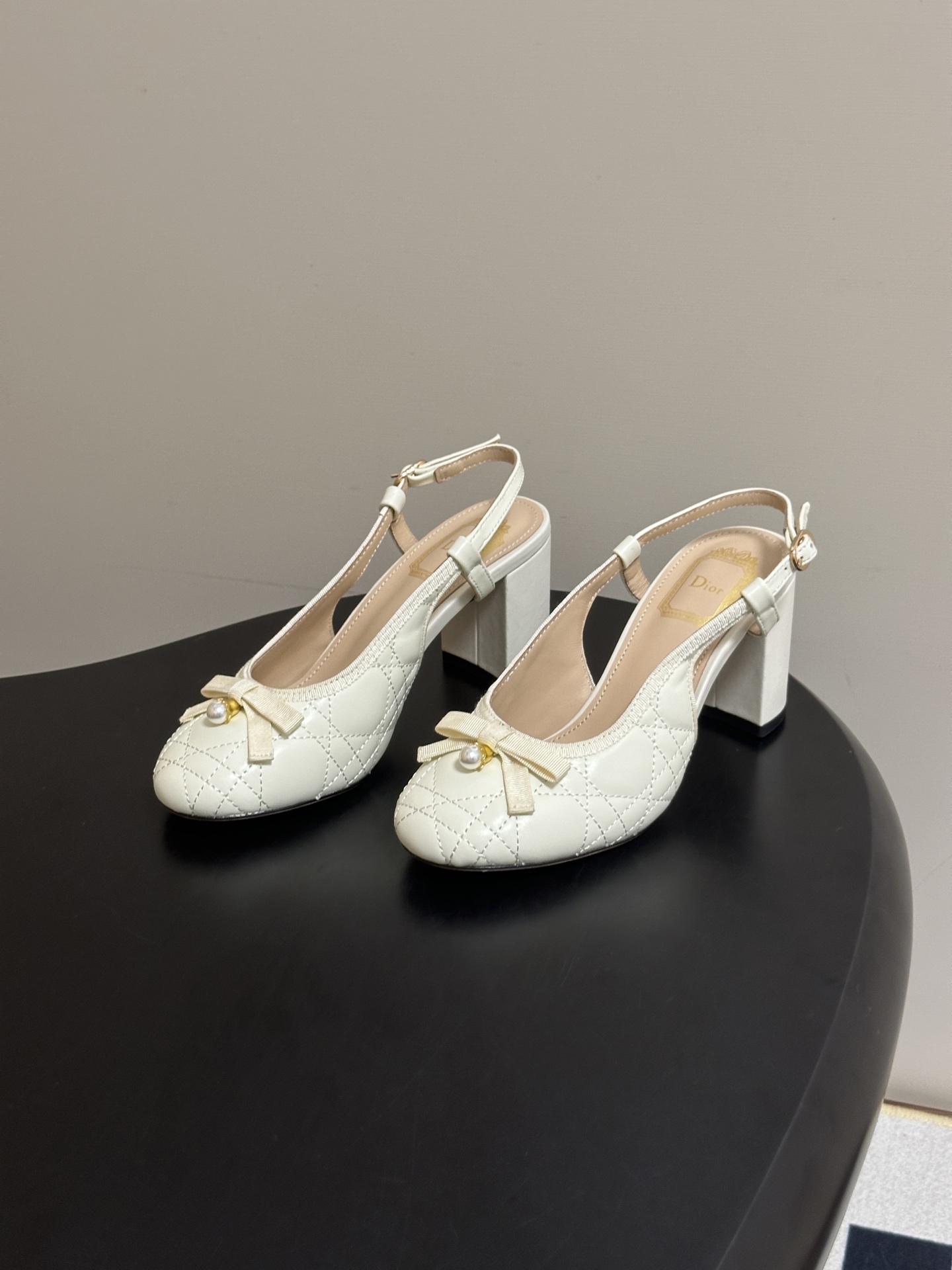 26ss早春新款Dior迪奥D-Ballet露跟高跟鞋CD字母珍珠扣蝴蝶结凉鞋字母印花粗面粗跟后空凉鞋 这款Dior B