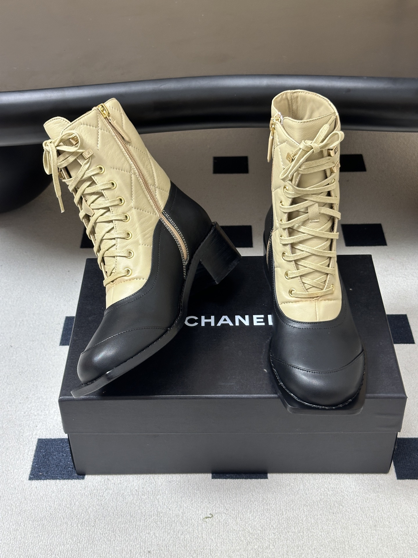 2026 秋冬新款 Chanel 小香 经典菱格双C扣机车风短靴系带粗跟马丁靴 当马术灵感的菱格纹邂逅街头机车的硬朗轮廓