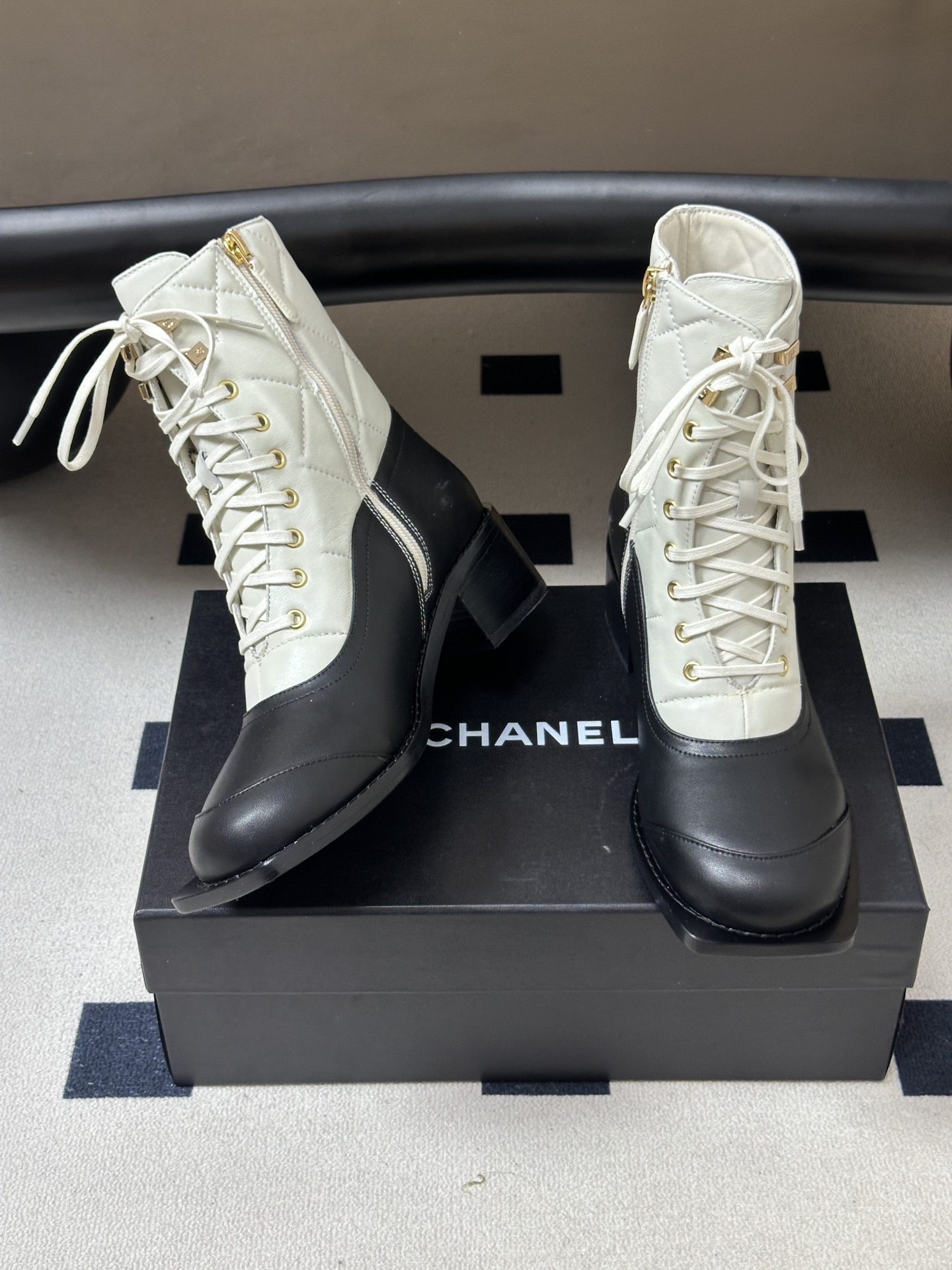 2026 秋冬新款 Chanel 小香 经典菱格双C扣机车风短靴系带粗跟马丁靴 当马术灵感的菱格纹邂逅街头机车的硬朗轮廓