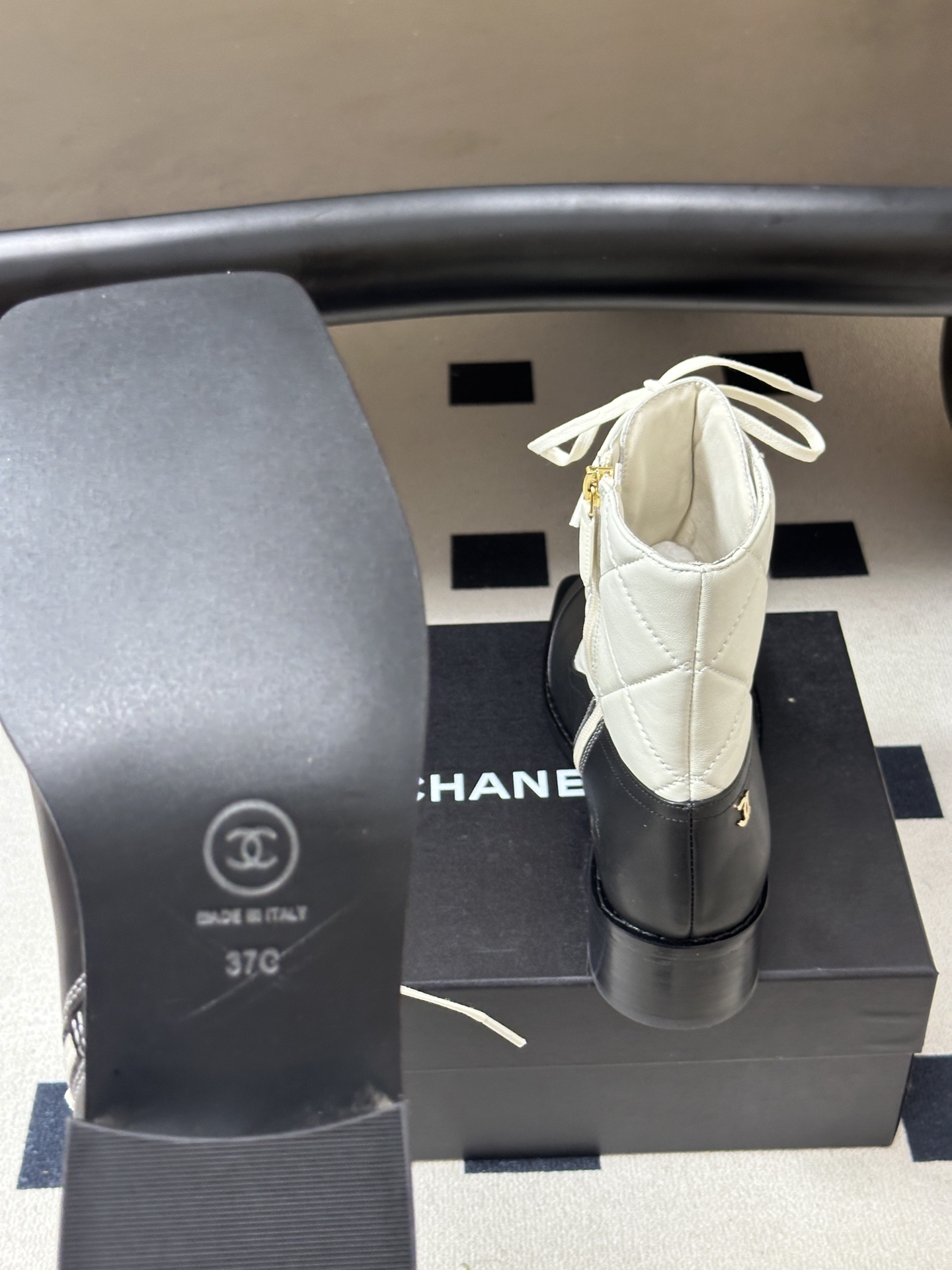 2026 秋冬新款 Chanel 小香 经典菱格双C扣机车风短靴系带粗跟马丁靴 当马术灵感的菱格纹邂逅街头机车的硬朗轮廓