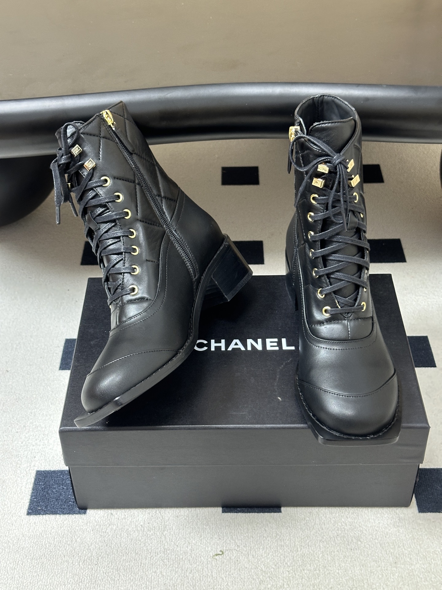 2026 秋冬新款 Chanel 小香 经典菱格双C扣机车风短靴系带粗跟马丁靴 当马术灵感的菱格纹邂逅街头机车的硬朗轮廓