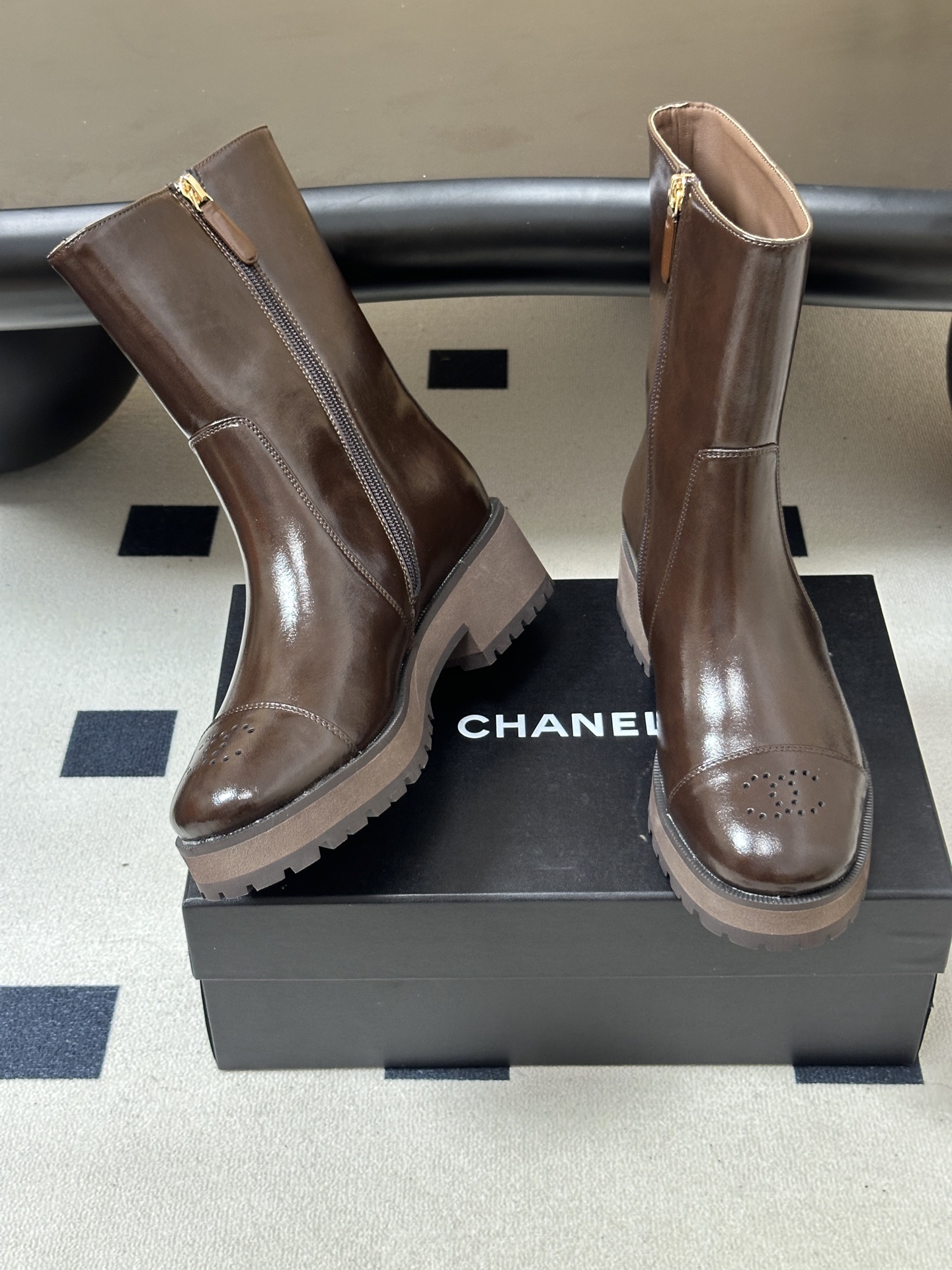 2026 秋冬新款 Chanel 26小香 经典双C骑士靴厚底一脚蹬直筒短靴复古牛油皮侧拉链马丁靴 套筒骑士靴绝对是帅气