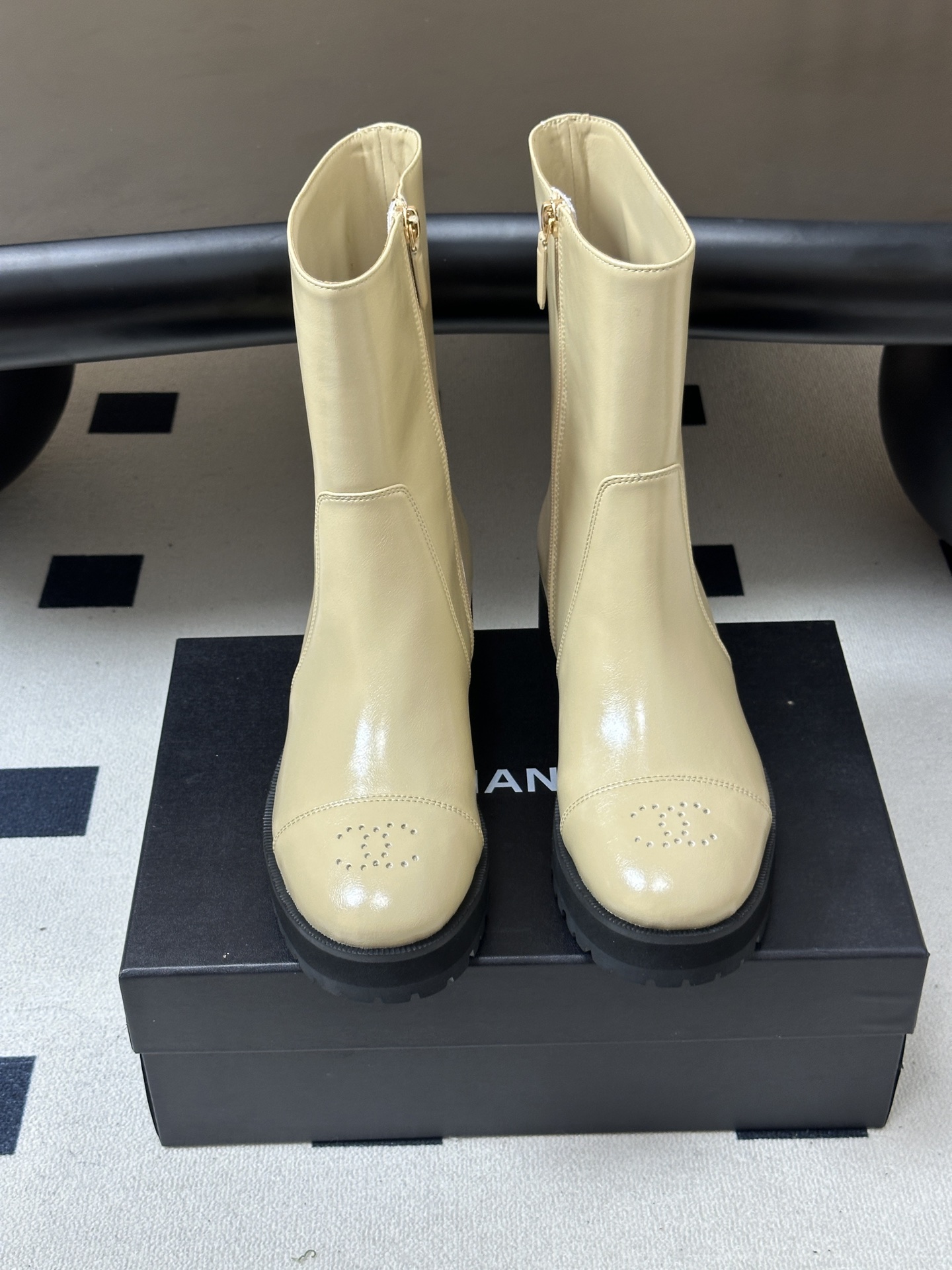 2026 秋冬新款 Chanel 26小香 经典双C骑士靴厚底一脚蹬直筒短靴复古牛油皮侧拉链马丁靴 套筒骑士靴绝对是帅气