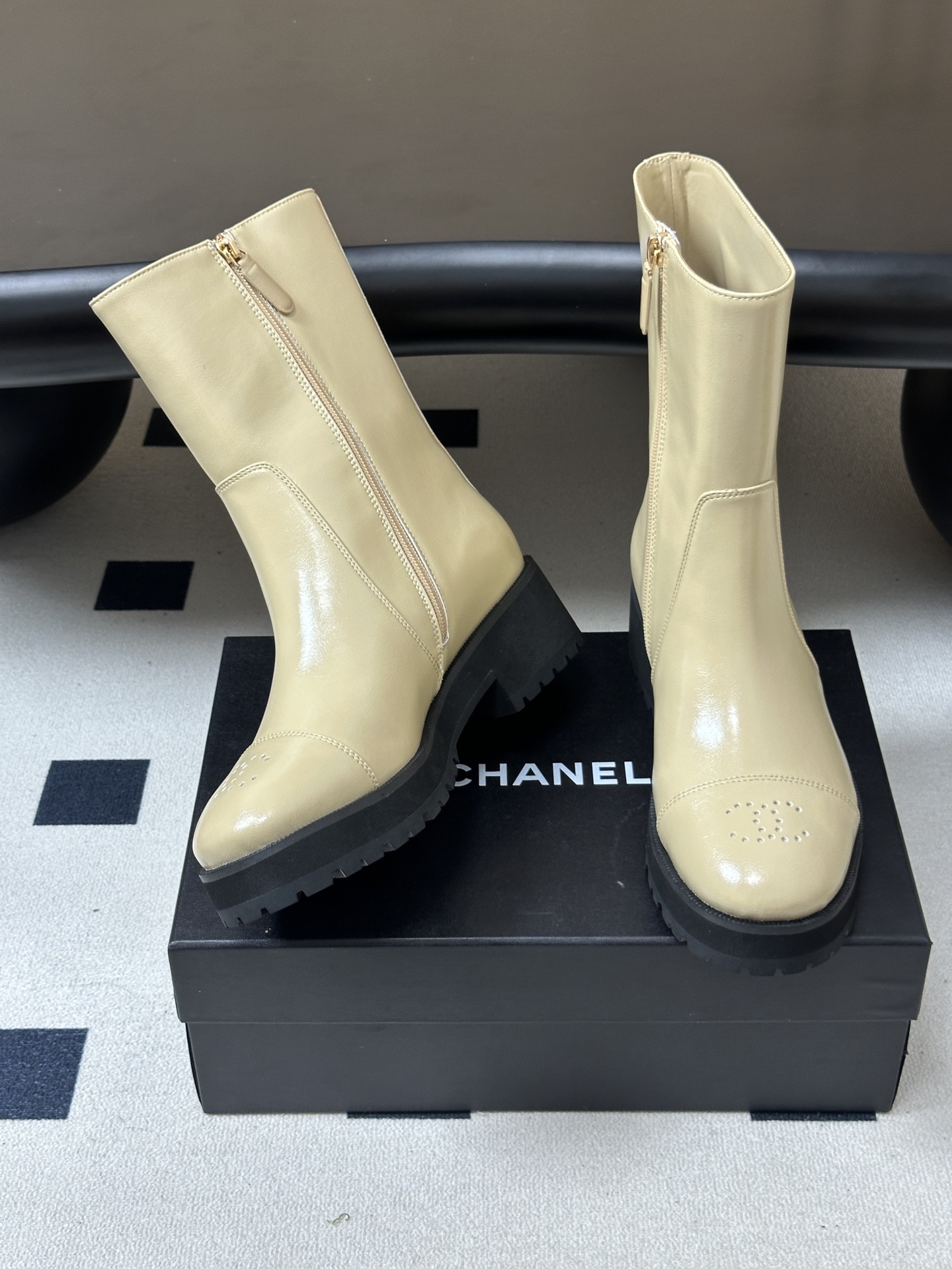 2026 秋冬新款 Chanel 26小香 经典双C骑士靴厚底一脚蹬直筒短靴复古牛油皮侧拉链马丁靴 套筒骑士靴绝对是帅气