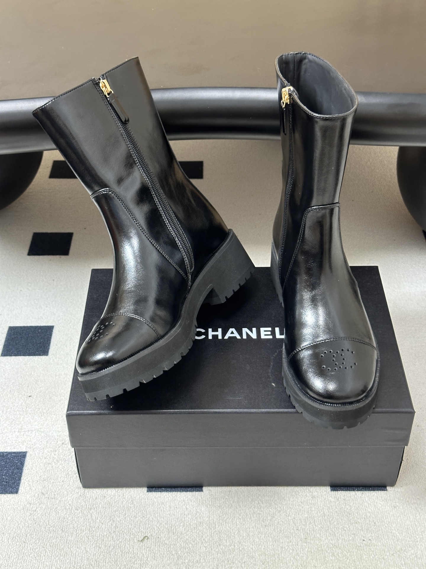 2026 秋冬新款 Chanel 26小香 经典双C骑士靴厚底一脚蹬直筒短靴复古牛油皮侧拉链马丁靴 套筒骑士靴绝对是帅气