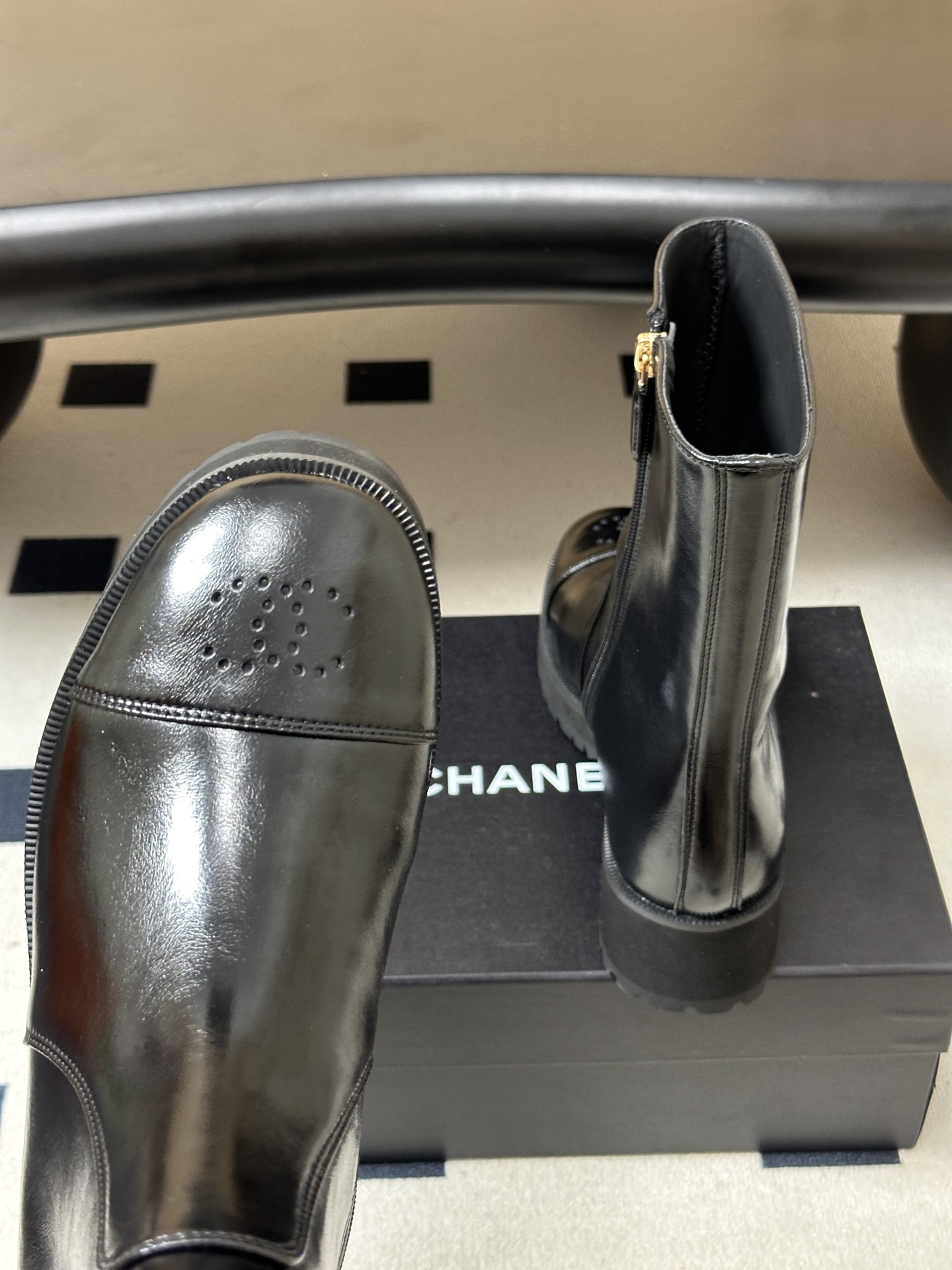 2026 秋冬新款 Chanel 26小香 经典双C骑士靴厚底一脚蹬直筒短靴复古牛油皮侧拉链马丁靴 套筒骑士靴绝对是帅气