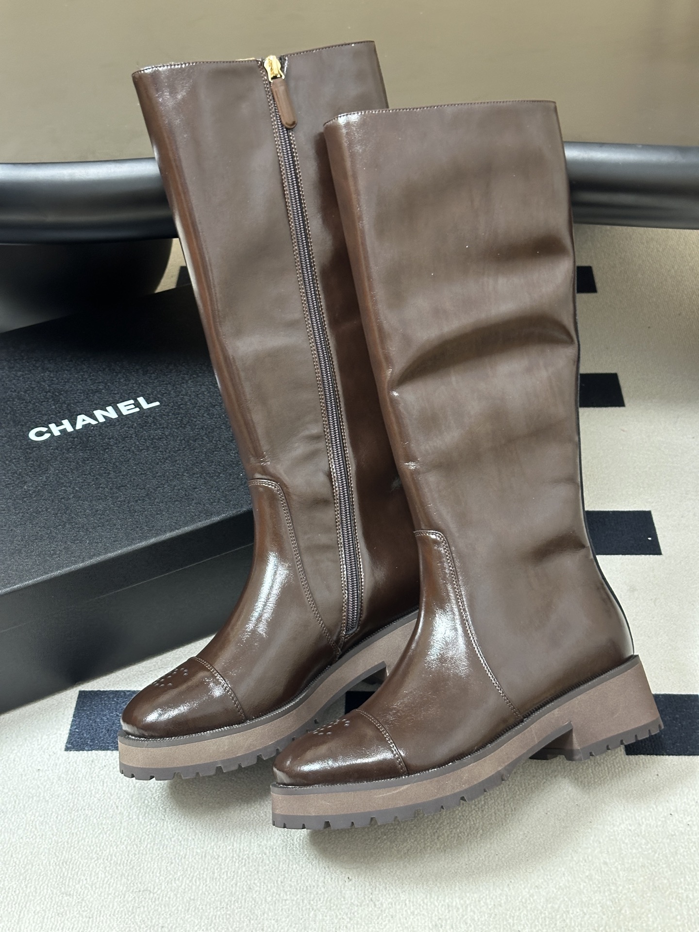 2026 秋冬新款 Chanel 26小香 经典双C骑士靴厚底一脚蹬直筒长靴复古牛油皮侧拉链长靴 套筒骑士靴绝对是帅气百