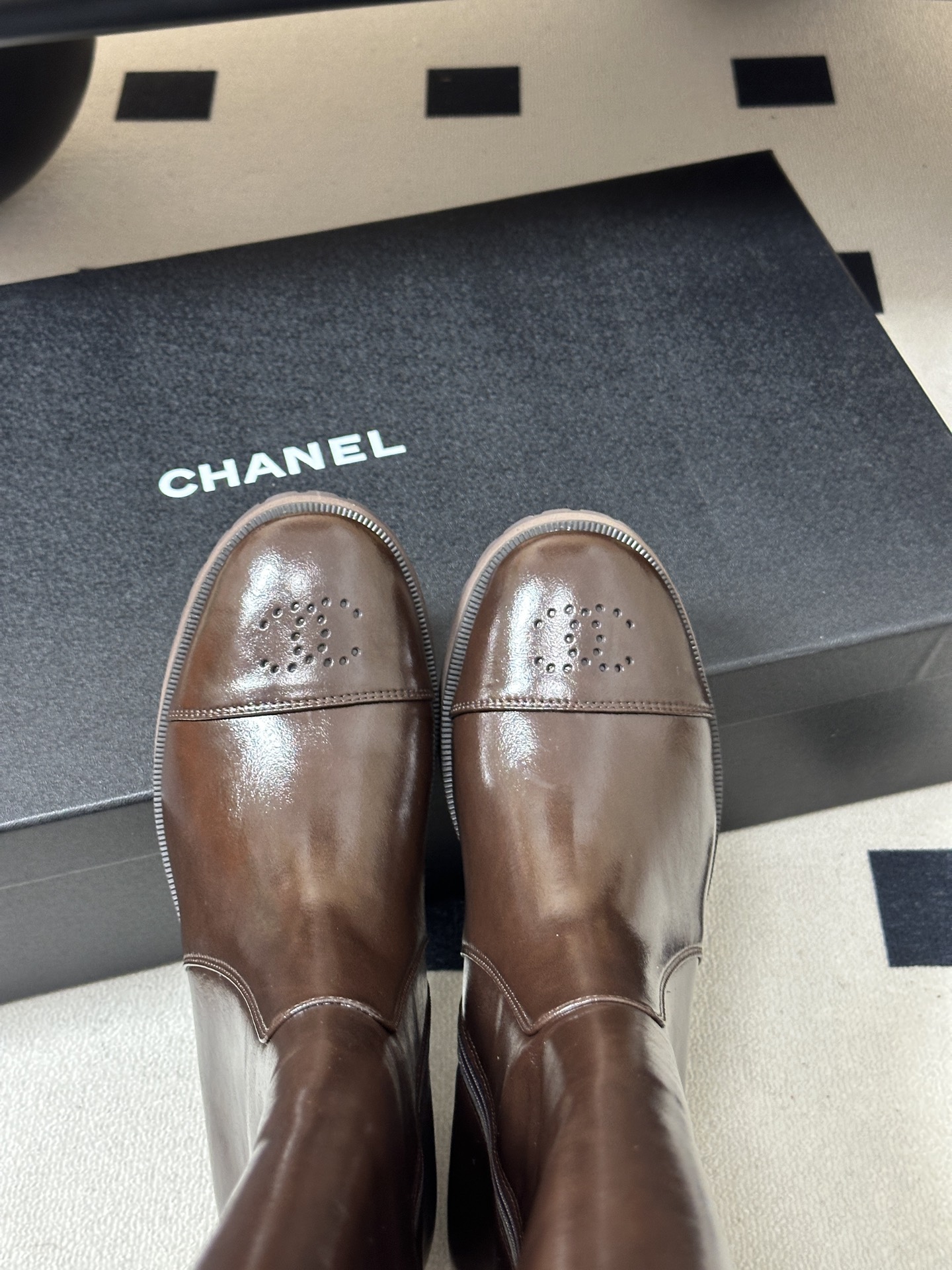 2026 秋冬新款 Chanel 26小香 经典双C骑士靴厚底一脚蹬直筒长靴复古牛油皮侧拉链长靴 套筒骑士靴绝对是帅气百