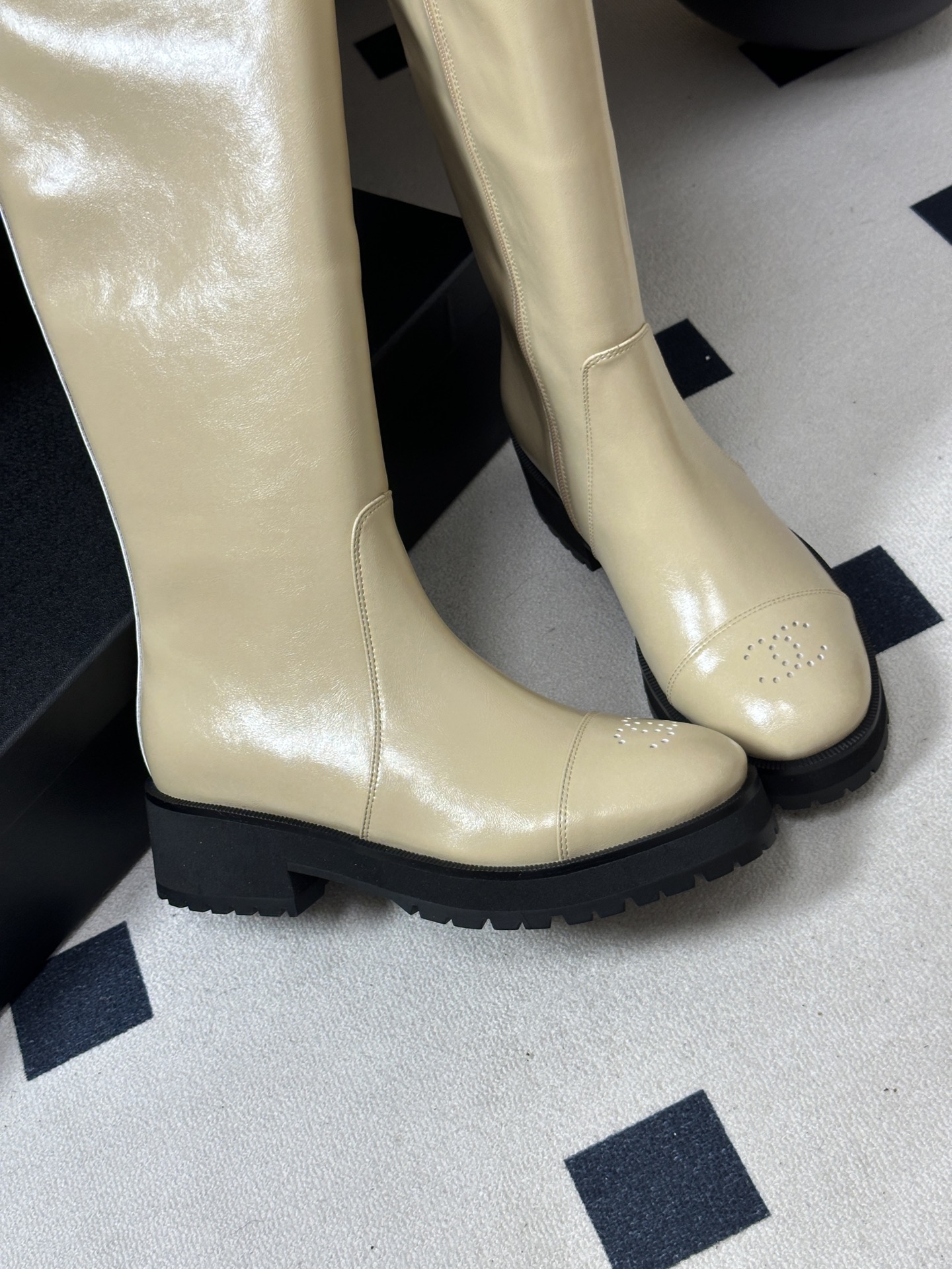2026 秋冬新款 Chanel 26小香 经典双C骑士靴厚底一脚蹬直筒长靴复古牛油皮侧拉链长靴 套筒骑士靴绝对是帅气百