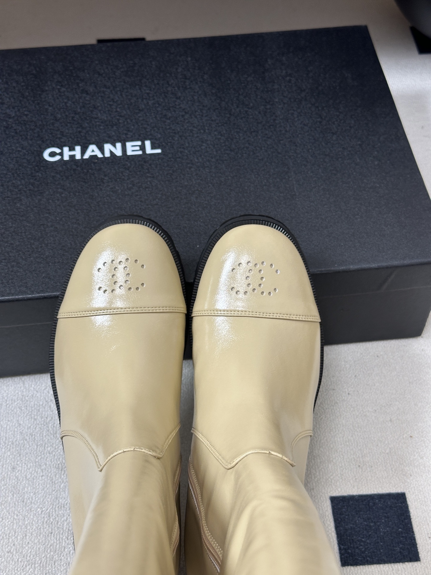 2026 秋冬新款 Chanel 26小香 经典双C骑士靴厚底一脚蹬直筒长靴复古牛油皮侧拉链长靴 套筒骑士靴绝对是帅气百