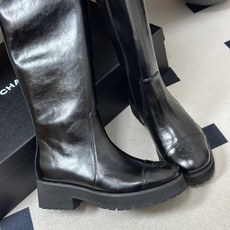 2026 秋冬新款 Chanel 26小香 经典双C骑士靴厚底一脚蹬直筒长靴复古牛油皮侧拉链长靴 套筒骑士靴绝对是帅气百 2026 秋冬新款 Chanel 26小香 经典双C骑士靴厚底一脚蹬直筒长靴复古牛油皮侧拉链长靴 套筒骑士靴绝对是帅气百
