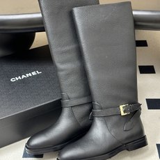 秋冬新款Chanel 小香26B 双C扣带直筒靴短靴/长靴系列 走秀款圆头粗跟长靴骑士靴直筒靴 非常爆真的是很耐看越看越 秋冬新款Chanel 小香26B 双C扣带直筒靴短靴/长靴系列 走秀款圆头粗跟长靴骑士靴直筒靴 非常爆真的是很耐看越看越