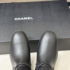 秋冬新款Chanel 小香26B 双C扣带直筒靴短靴/长靴系列 走秀款圆头粗跟长靴骑士靴直筒靴 非常爆真的是很耐看越看越 秋冬新款Chanel 小香26B 双C扣带直筒靴短靴/长靴系列 走秀款圆头粗跟长靴骑士靴直筒靴 非常爆真的是很耐看越看越