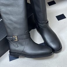 秋冬新款Chanel 小香26B 双C扣带直筒靴短靴/长靴系列 走秀款圆头粗跟长靴骑士靴直筒靴 非常爆真的是很耐看越看越 秋冬新款Chanel 小香26B 双C扣带直筒靴短靴/长靴系列 走秀款圆头粗跟长靴骑士靴直筒靴 非常爆真的是很耐看越看越