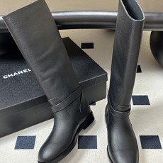 秋冬新款Chanel 小香26B 双C扣带直筒靴短靴/长靴系列 走秀款圆头粗跟长靴骑士靴直筒靴 非常爆真的是很耐看越看越 秋冬新款Chanel 小香26B 双C扣带直筒靴短靴/长靴系列 走秀款圆头粗跟长靴骑士靴直筒靴 非常爆真的是很耐看越看越
