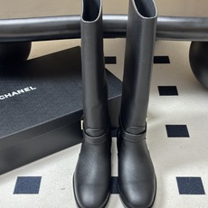 秋冬新款Chanel 小香26B 双C扣带直筒靴短靴/长靴系列 走秀款圆头粗跟长靴骑士靴直筒靴 非常爆真的是很耐看越看越 秋冬新款Chanel 小香26B 双C扣带直筒靴短靴/长靴系列 走秀款圆头粗跟长靴骑士靴直筒靴 非常爆真的是很耐看越看越