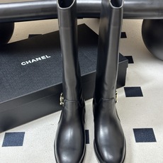 秋冬新款Chanel 小香26B 双C扣带直筒靴短靴/长靴系列 走秀款圆头粗跟长靴骑士靴直筒靴 非常爆真的是很耐看越看越 秋冬新款Chanel 小香26B 双C扣带直筒靴短靴/长靴系列 走秀款圆头粗跟长靴骑士靴直筒靴 非常爆真的是很耐看越看越