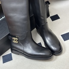 秋冬新款Chanel 小香26B 双C扣带直筒靴短靴/长靴系列 走秀款圆头粗跟长靴骑士靴直筒靴 非常爆真的是很耐看越看越 秋冬新款Chanel 小香26B 双C扣带直筒靴短靴/长靴系列 走秀款圆头粗跟长靴骑士靴直筒靴 非常爆真的是很耐看越看越