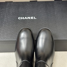 秋冬新款Chanel 小香26B 双C扣带直筒靴短靴/长靴系列 走秀款圆头粗跟长靴骑士靴直筒靴 非常爆真的是很耐看越看越 秋冬新款Chanel 小香26B 双C扣带直筒靴短靴/长靴系列 走秀款圆头粗跟长靴骑士靴直筒靴 非常爆真的是很耐看越看越