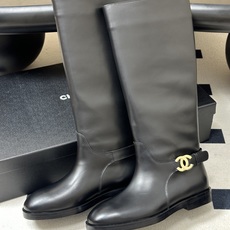 秋冬新款Chanel 小香26B 双C扣带直筒靴短靴/长靴系列 走秀款圆头粗跟长靴骑士靴直筒靴 非常爆真的是很耐看越看越 秋冬新款Chanel 小香26B 双C扣带直筒靴短靴/长靴系列 走秀款圆头粗跟长靴骑士靴直筒靴 非常爆真的是很耐看越看越