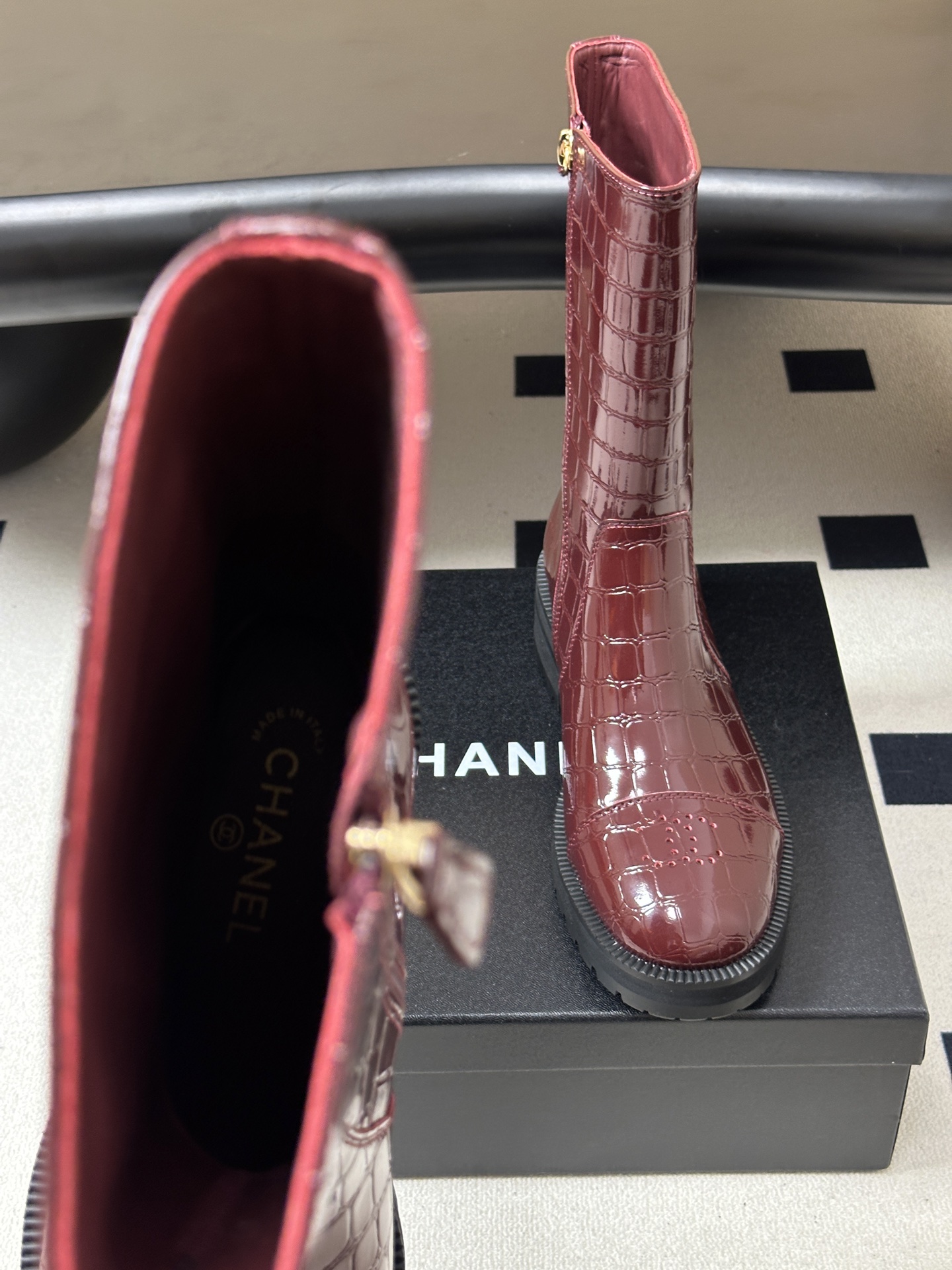 2026 秋冬新款 Chanel 26小香 经典双C骑士靴厚底一脚蹬直筒短靴鳄鱼纹皮复古牛油皮侧拉链马丁靴 套筒骑士靴绝 2026 秋冬新款 Chanel 26小香 经典双C骑士靴厚底一脚蹬直筒短靴鳄鱼纹皮复古牛油皮侧拉链马丁靴 套筒骑士靴绝