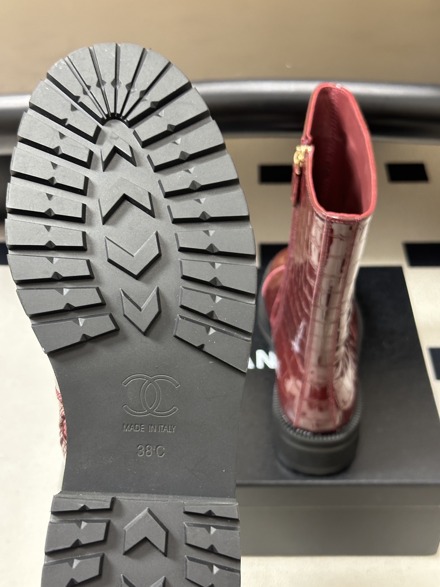 2026 秋冬新款 Chanel 26小香 经典双C骑士靴厚底一脚蹬直筒短靴鳄鱼纹皮复古牛油皮侧拉链马丁靴 套筒骑士靴绝 2026 秋冬新款 Chanel 26小香 经典双C骑士靴厚底一脚蹬直筒短靴鳄鱼纹皮复古牛油皮侧拉链马丁靴 套筒骑士靴绝