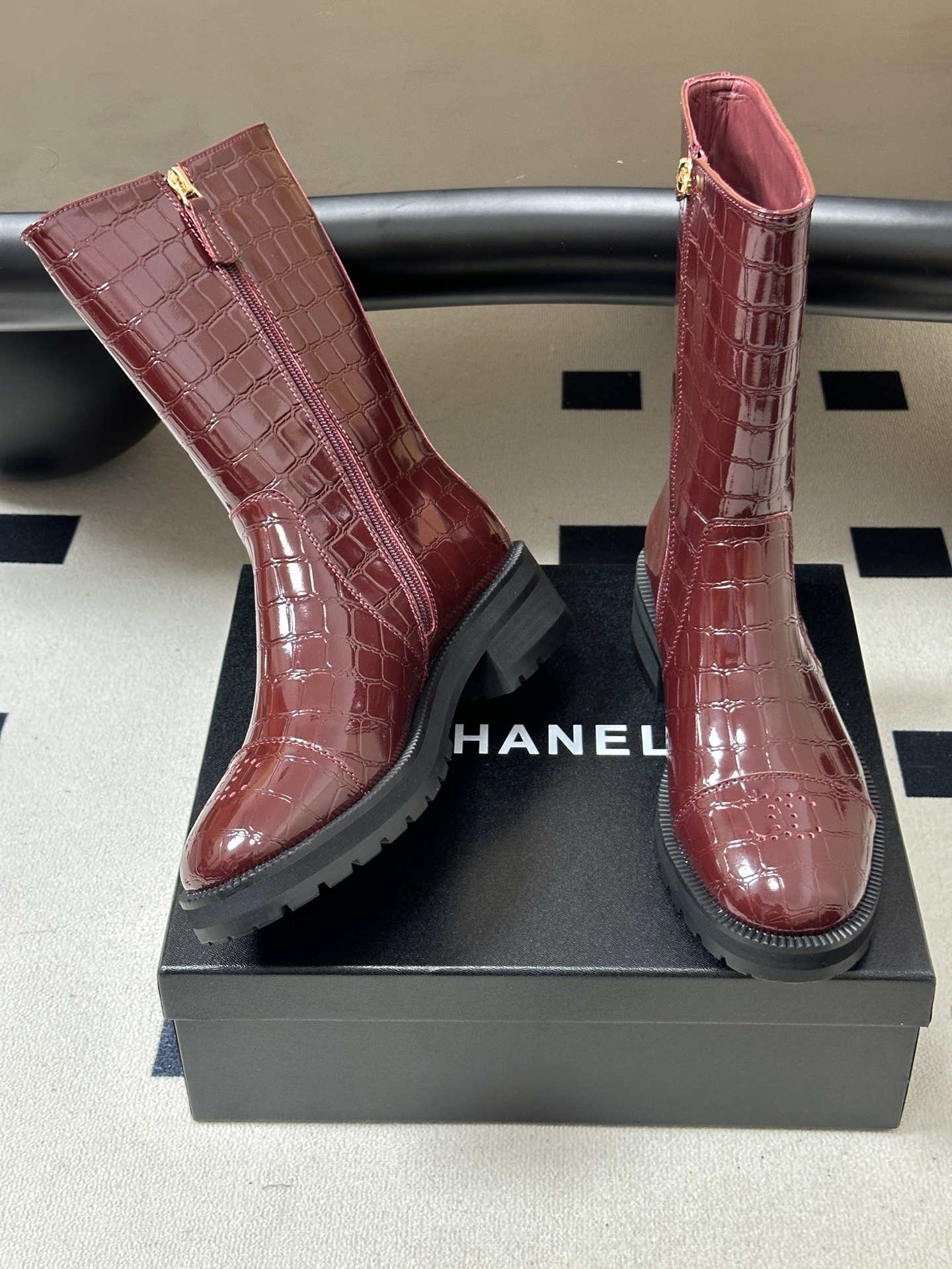 2026 秋冬新款 Chanel 26小香 经典双C骑士靴厚底一脚蹬直筒短靴鳄鱼纹皮复古牛油皮侧拉链马丁靴 套筒骑士靴绝 2026 秋冬新款 Chanel 26小香 经典双C骑士靴厚底一脚蹬直筒短靴鳄鱼纹皮复古牛油皮侧拉链马丁靴 套筒骑士靴绝