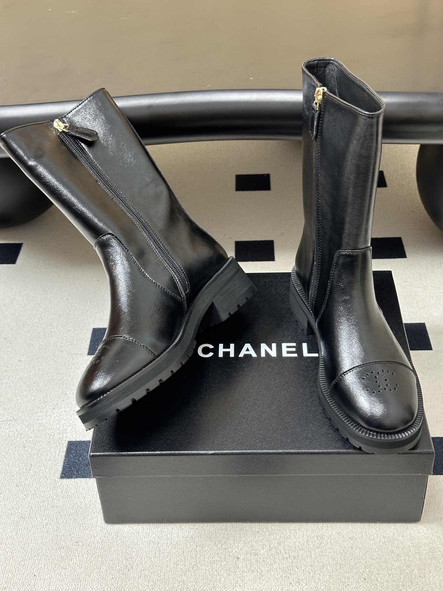 2026 秋冬新款 Chanel 26小香 经典双C骑士靴厚底一脚蹬直筒短靴鳄鱼纹皮复古牛油皮侧拉链马丁靴 套筒骑士靴绝 2026 秋冬新款 Chanel 26小香 经典双C骑士靴厚底一脚蹬直筒短靴鳄鱼纹皮复古牛油皮侧拉链马丁靴 套筒骑士靴绝