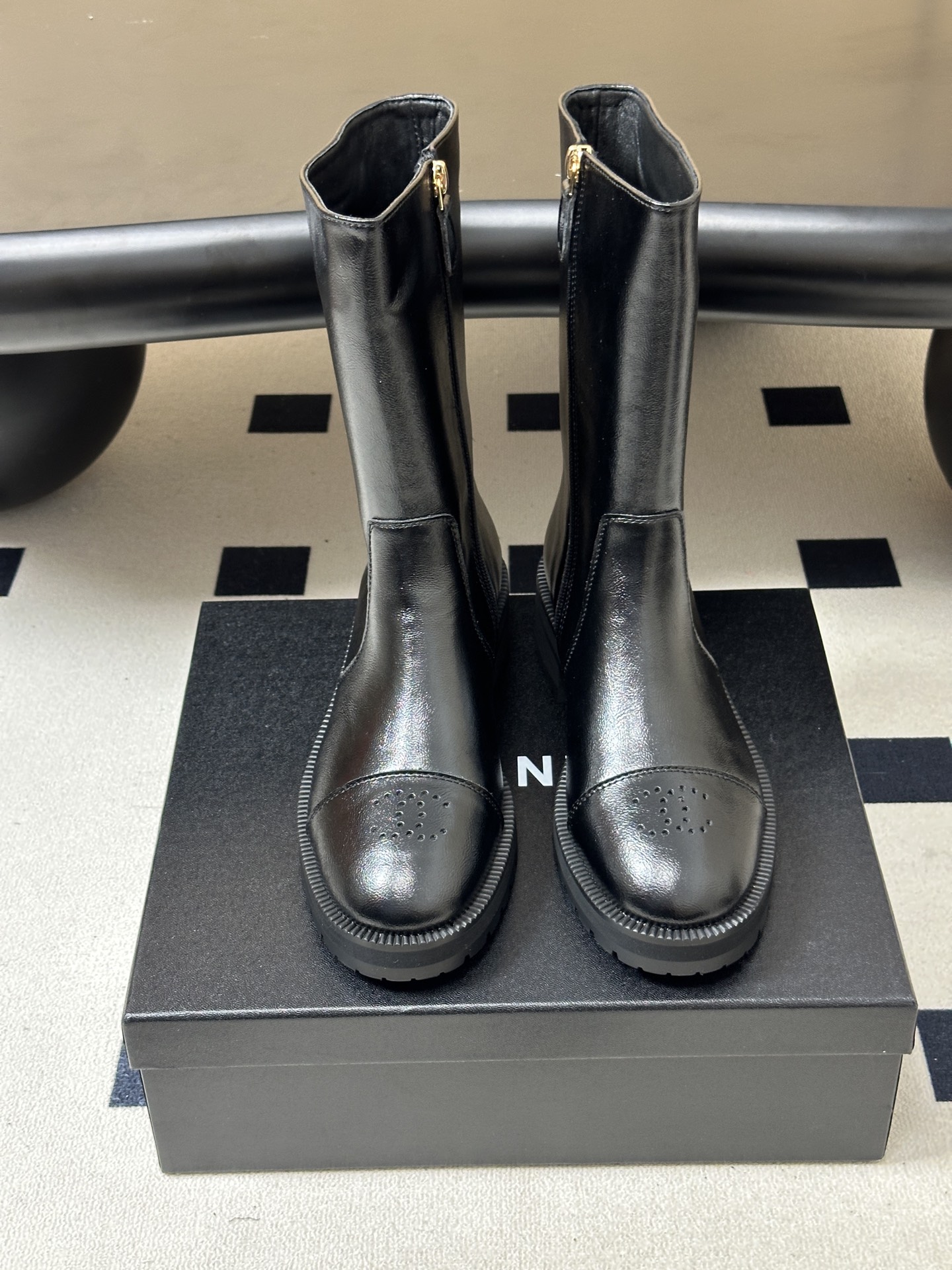 2026 秋冬新款 Chanel 26小香 经典双C骑士靴厚底一脚蹬直筒短靴鳄鱼纹皮复古牛油皮侧拉链马丁靴 套筒骑士靴绝 2026 秋冬新款 Chanel 26小香 经典双C骑士靴厚底一脚蹬直筒短靴鳄鱼纹皮复古牛油皮侧拉链马丁靴 套筒骑士靴绝