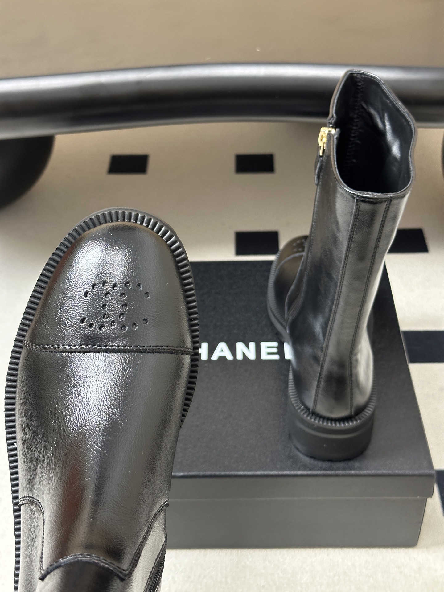 2026 秋冬新款 Chanel 26小香 经典双C骑士靴厚底一脚蹬直筒短靴鳄鱼纹皮复古牛油皮侧拉链马丁靴 套筒骑士靴绝 2026 秋冬新款 Chanel 26小香 经典双C骑士靴厚底一脚蹬直筒短靴鳄鱼纹皮复古牛油皮侧拉链马丁靴 套筒骑士靴绝