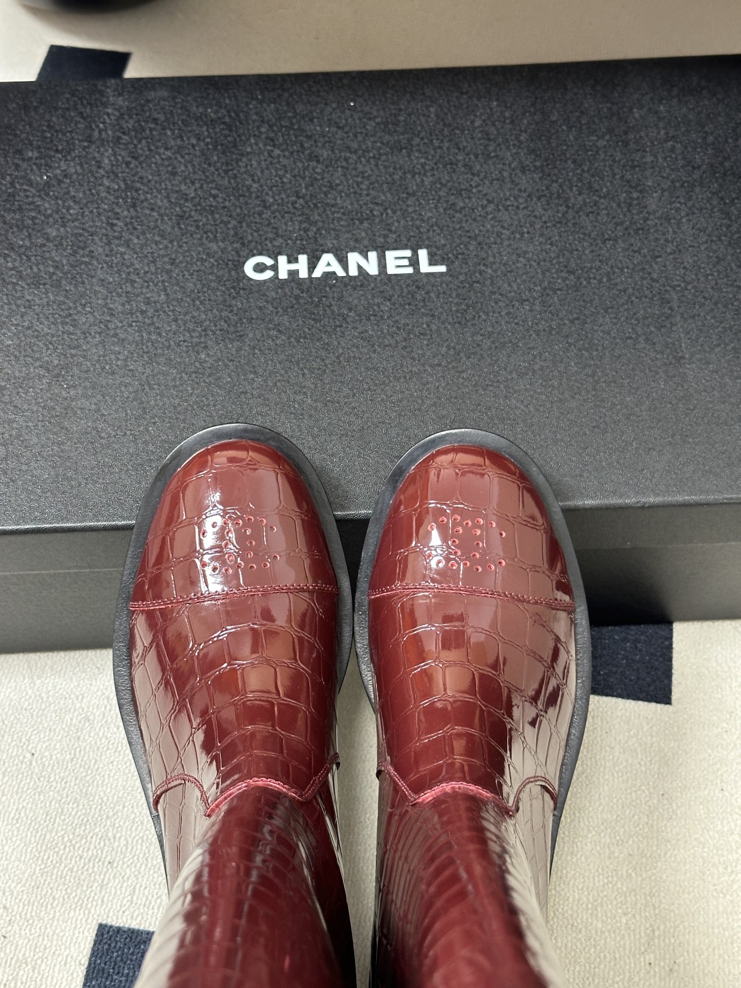 2026秋冬新款 Chanel 小香26A 鳄鱼纹皮高筒骑士靴厚底直筒长靴 当骑士靴的利落线条邂逅香家的经典基因，便成就