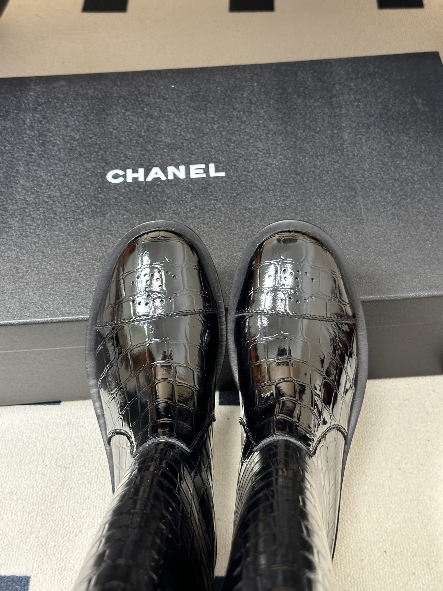 2026秋冬新款 Chanel 小香26A 鳄鱼纹皮高筒骑士靴厚底直筒长靴 当骑士靴的利落线条邂逅香家的经典基因，便成就