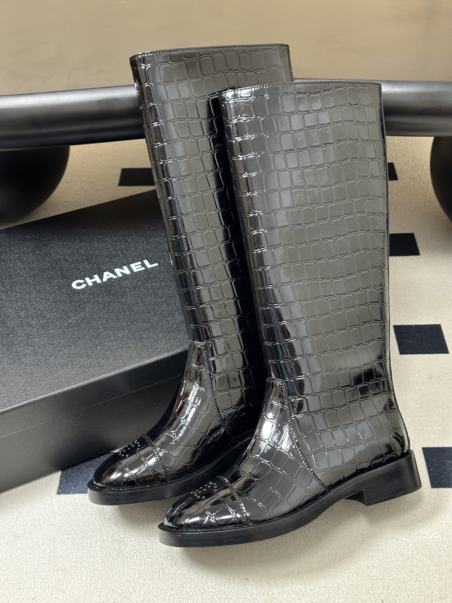 2026秋冬新款 Chanel 小香26A 鳄鱼纹皮高筒骑士靴厚底直筒长靴 当骑士靴的利落线条邂逅香家的经典基因，便成就