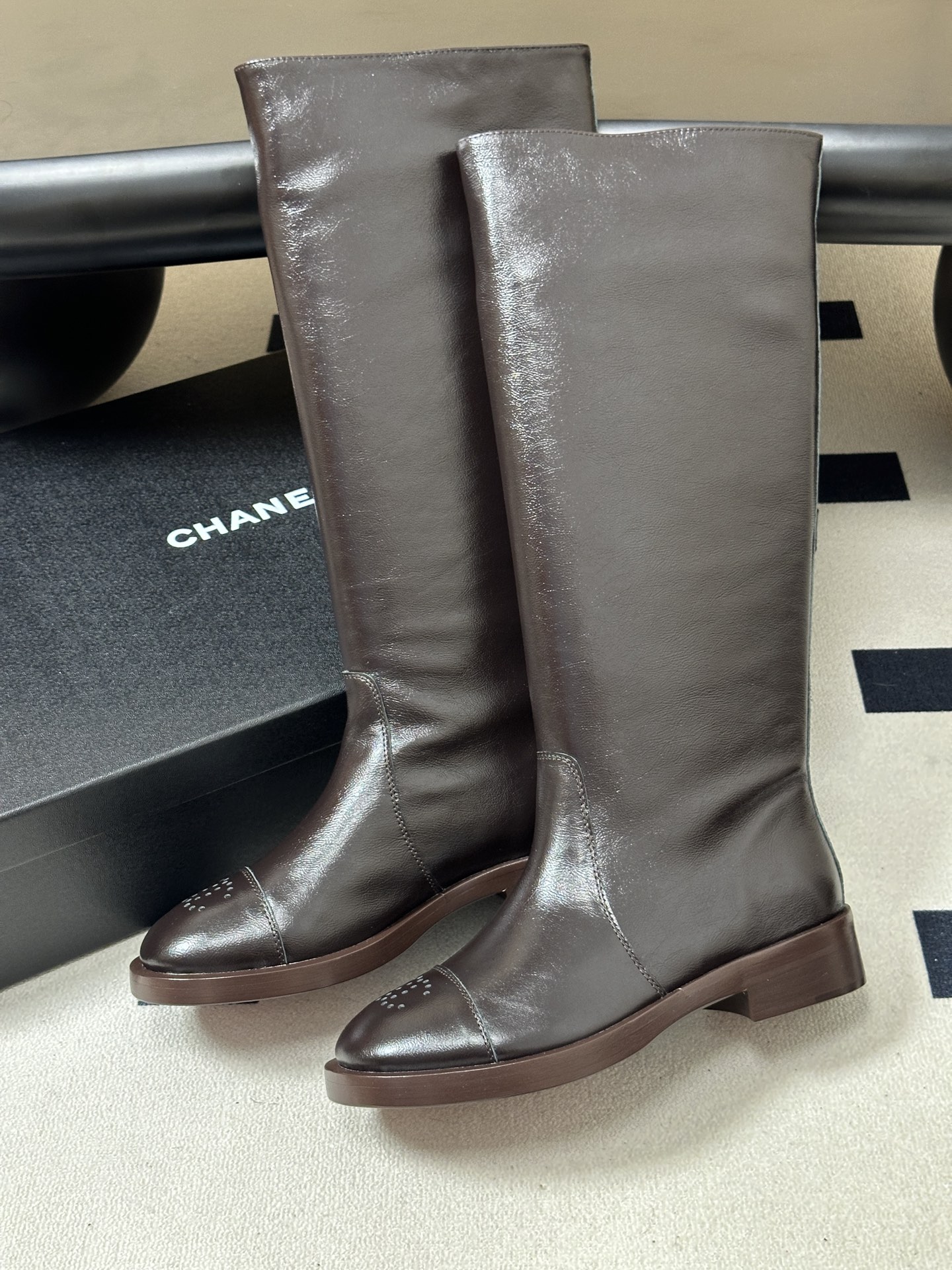 2026秋冬新款 Chanel 小香26A 鳄鱼纹皮高筒骑士靴厚底直筒长靴 当骑士靴的利落线条邂逅香家的经典基因，便成就